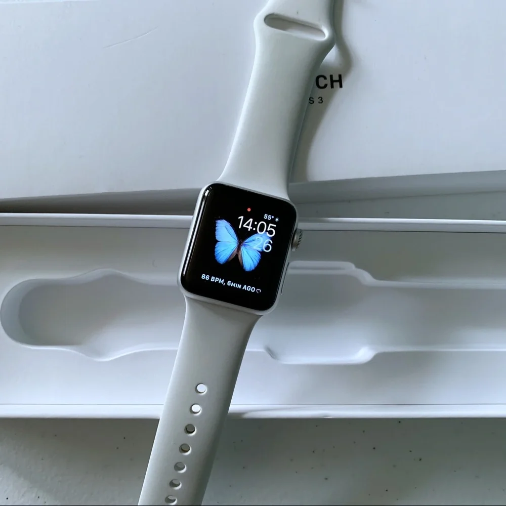 Apple Watch Series 3 38MM Silver Aluminum Case White Sport Band - Picture 2 of 5